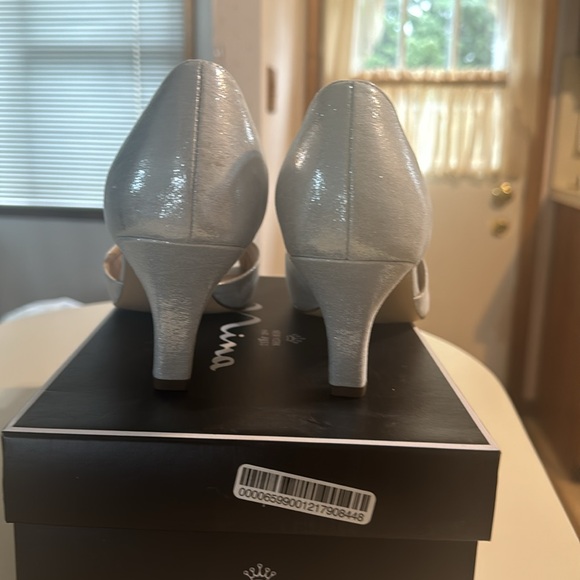 Nina Silver dress shoes with Rhinestones. Size 8 1/2 silver color - Picture 3 of 4